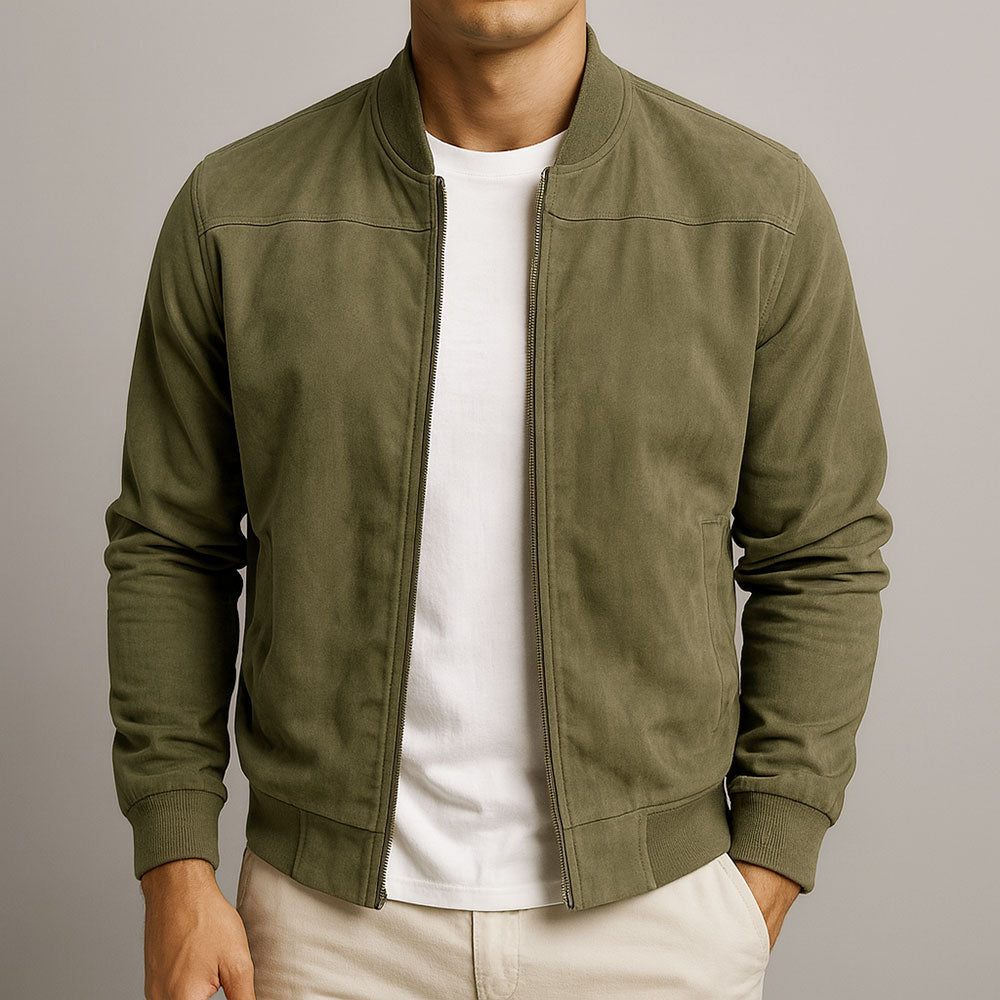 Model draagt de jack in olijfgroen, open ritssluiting over een wit T-shirt, met een zak aan de zijkant en ribboordjes. 3