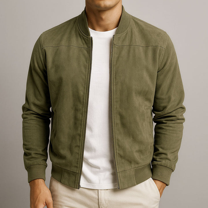 Model draagt de jack in olijfgroen, open ritssluiting over een wit T-shirt, met een zak aan de zijkant en ribboordjes. 3