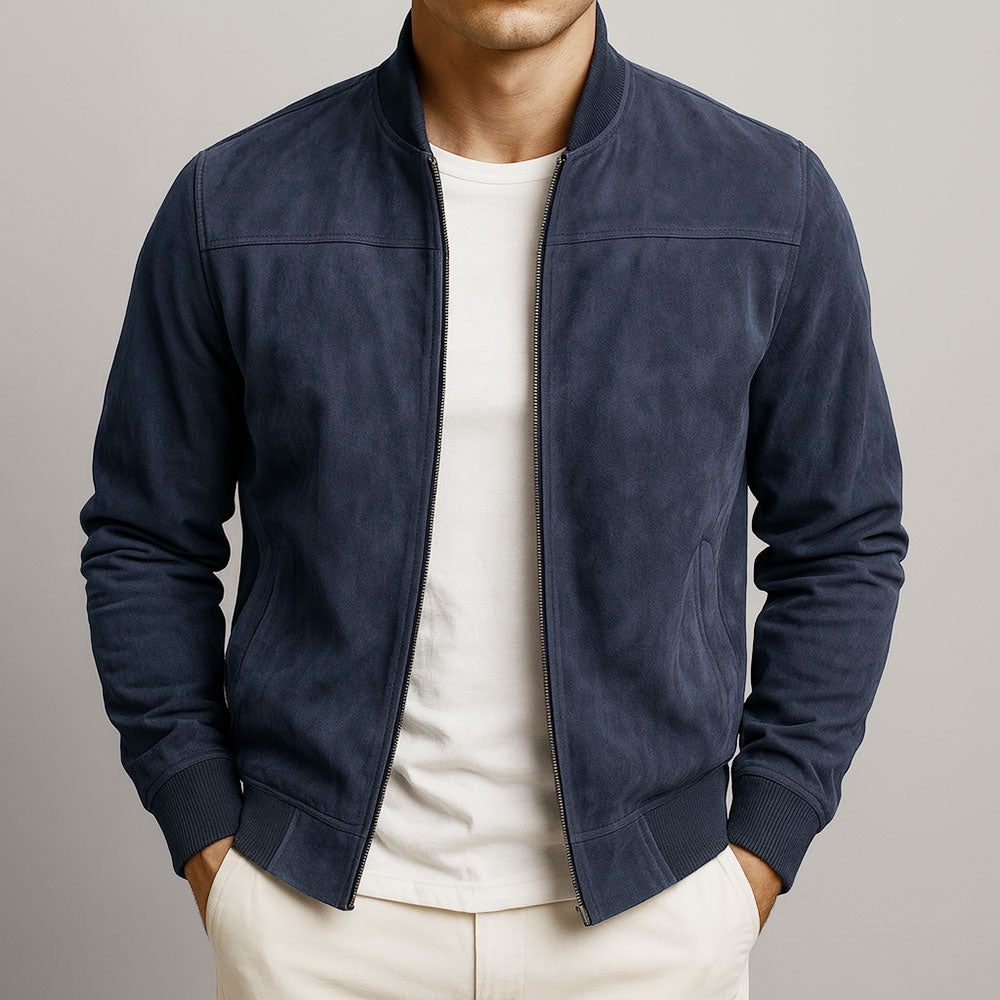 Model draagt de jack in donkerblauw, open over een wit T-shirt, met beide handen in de zakken van een crème broek. 4