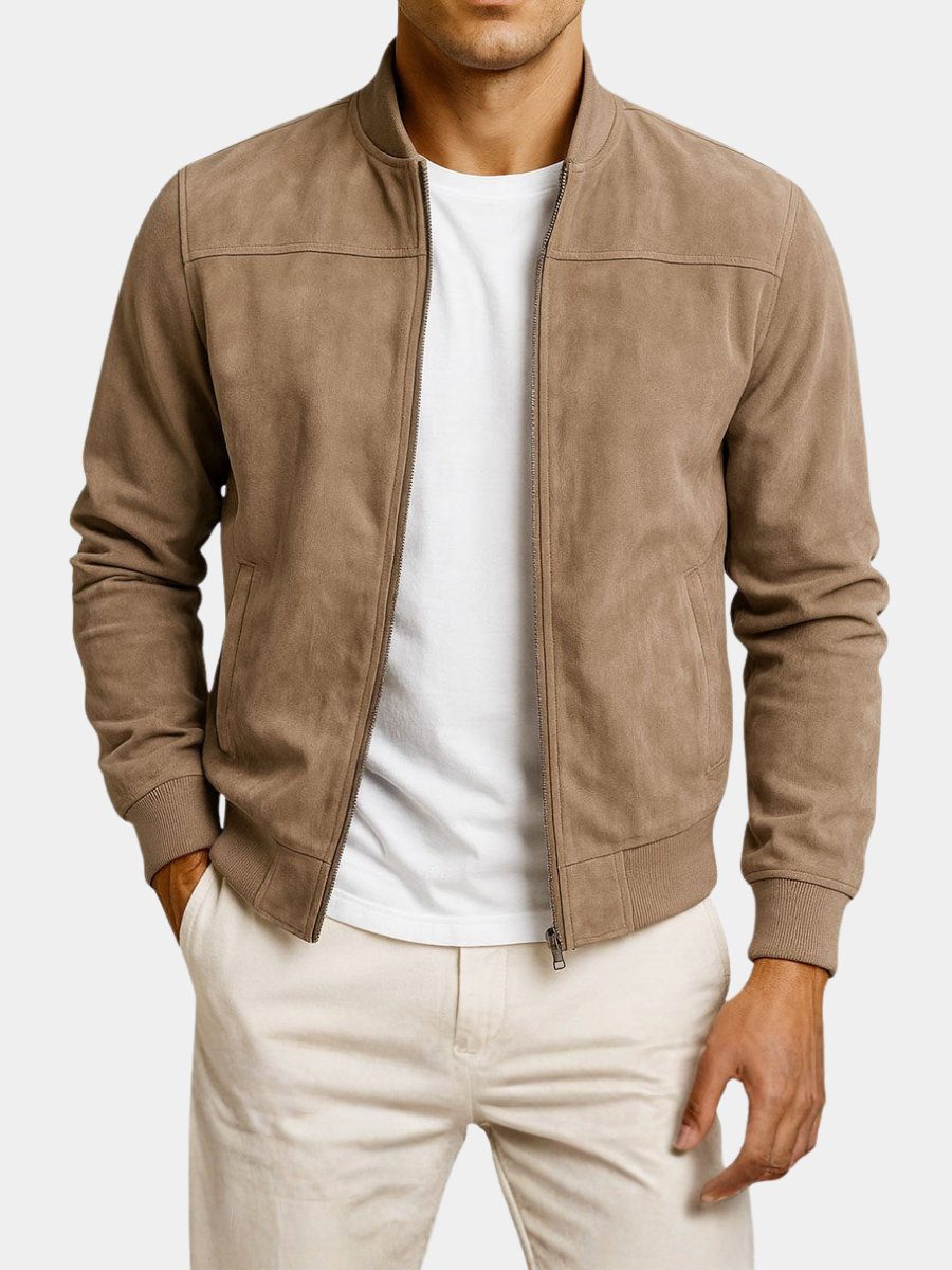 Voorkant van de taupe jack op een lichte achtergrond, model met open rits, wit T-shirt en crème broek, onderste deel van het lichaam zichtbaar. 6