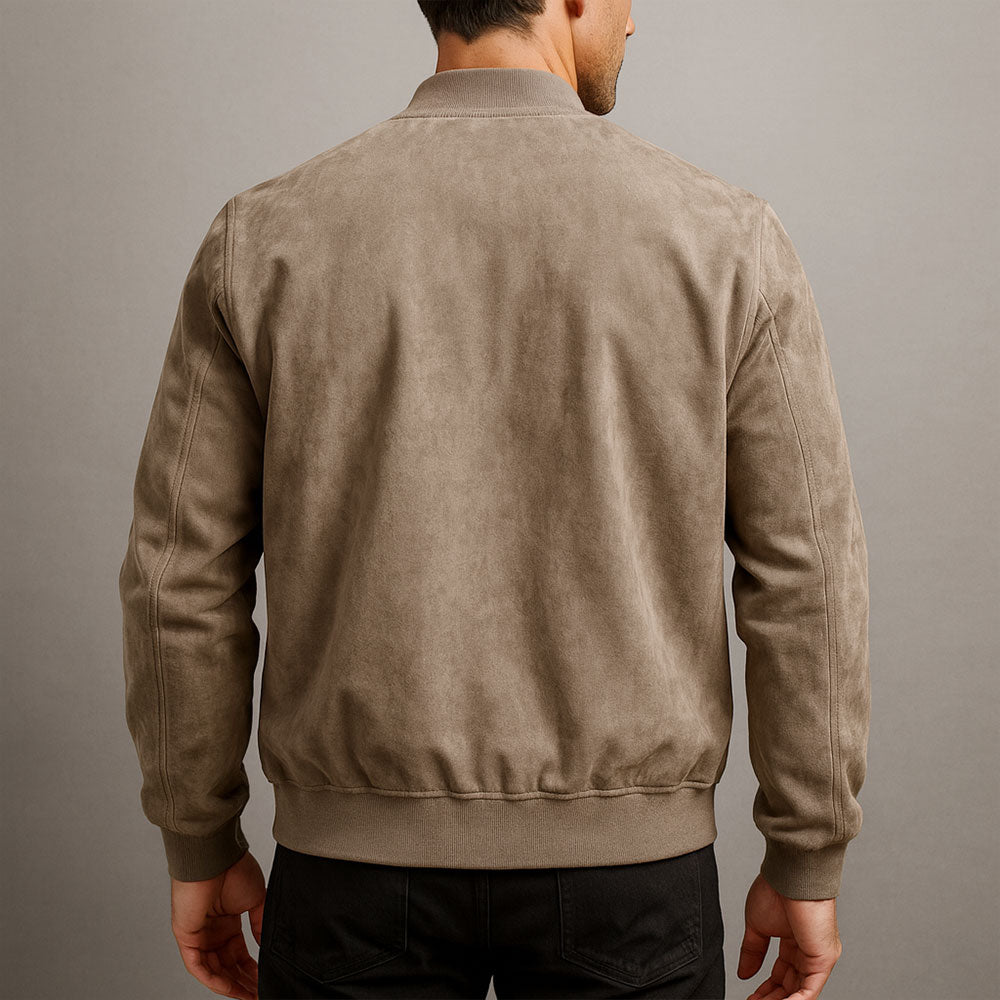Achterkant van de taupe jack, gedragen door een model in zwarte broek, met effen rug, ribboordjes aan kraag en zoom en mouwnaden. 7