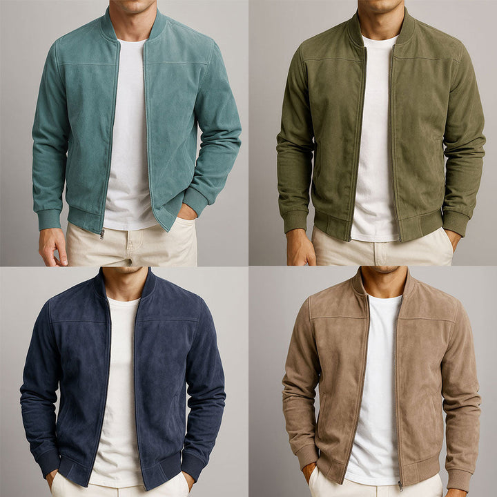 Collage van vier modellen die de jack dragen in grijsgroen-blauw, olijfgroen, donkerblauw en taupe, telkens open over een wit T-shirt. 8