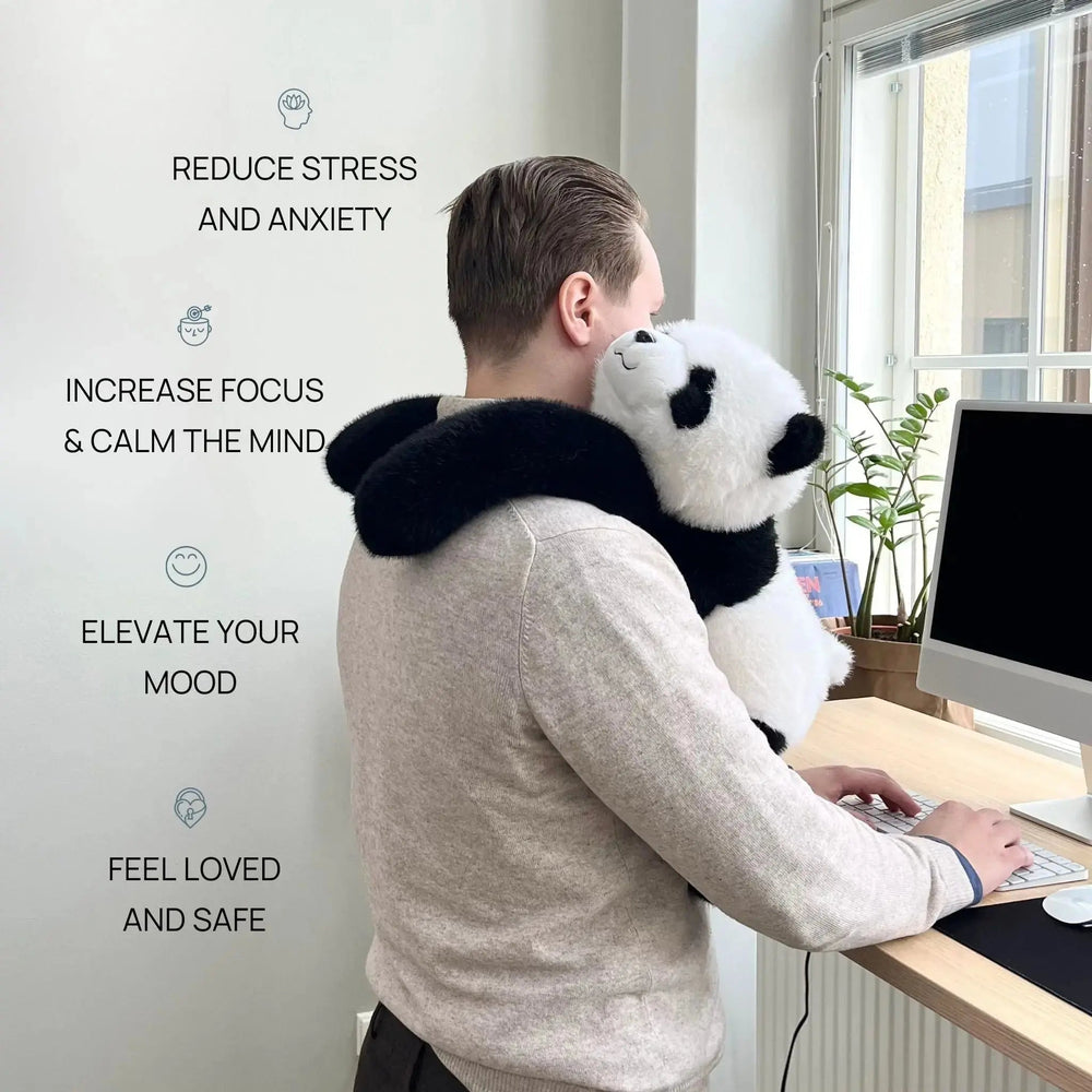 Man aan een bureau draagt de panda-knuffel met zijn lange armen om zijn schouders terwijl hij typt, met tekst over minder stress. 2