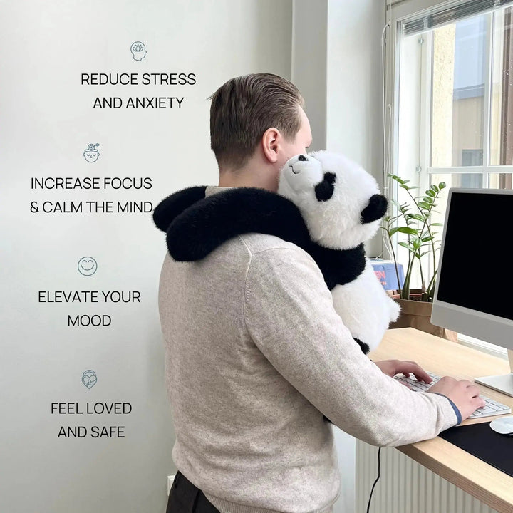 Man aan een bureau draagt de panda-knuffel met zijn lange armen om zijn schouders terwijl hij typt, met tekst over minder stress. 2