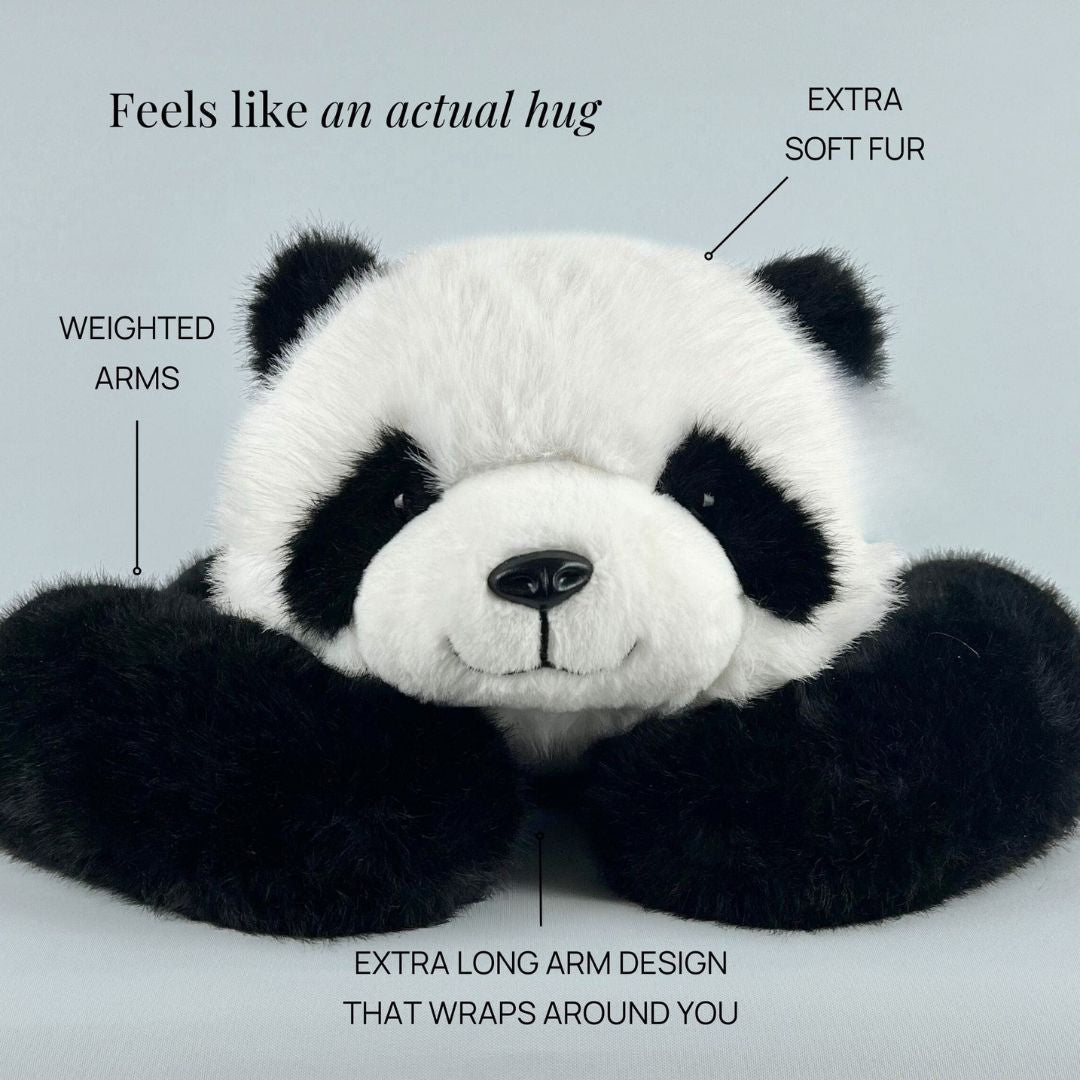 Voorkant van de panda-knuffel met lange armen die om je heen sluiten, met aanduidingen bij de verzwaarde armen en de zachte vacht. 5