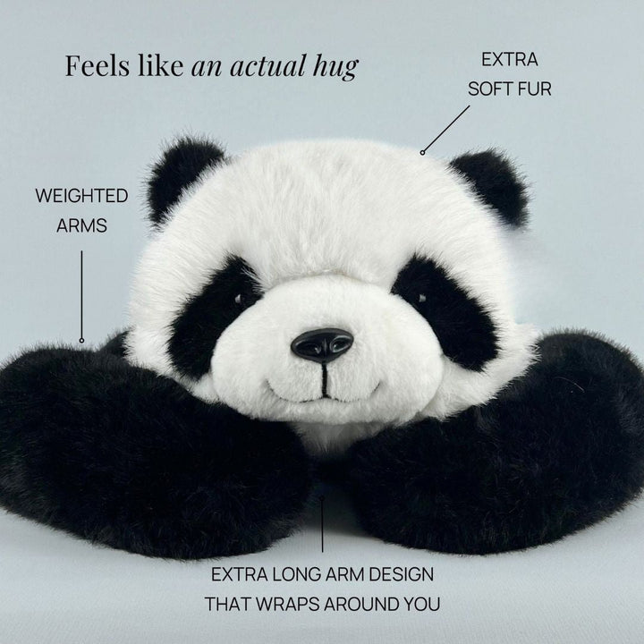 Voorkant van de panda-knuffel met lange armen die om je heen sluiten, met aanduidingen bij de verzwaarde armen en de zachte vacht. 5