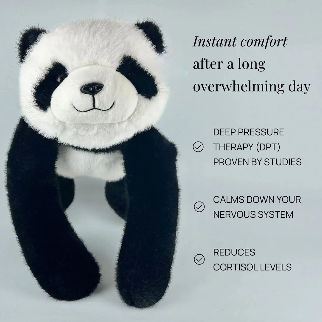 Panda-knuffel met lange zwarte armen staat rechtop voor een lichtblauwe achtergrond, met tekst over diepe drukstimulatie en rust. 4