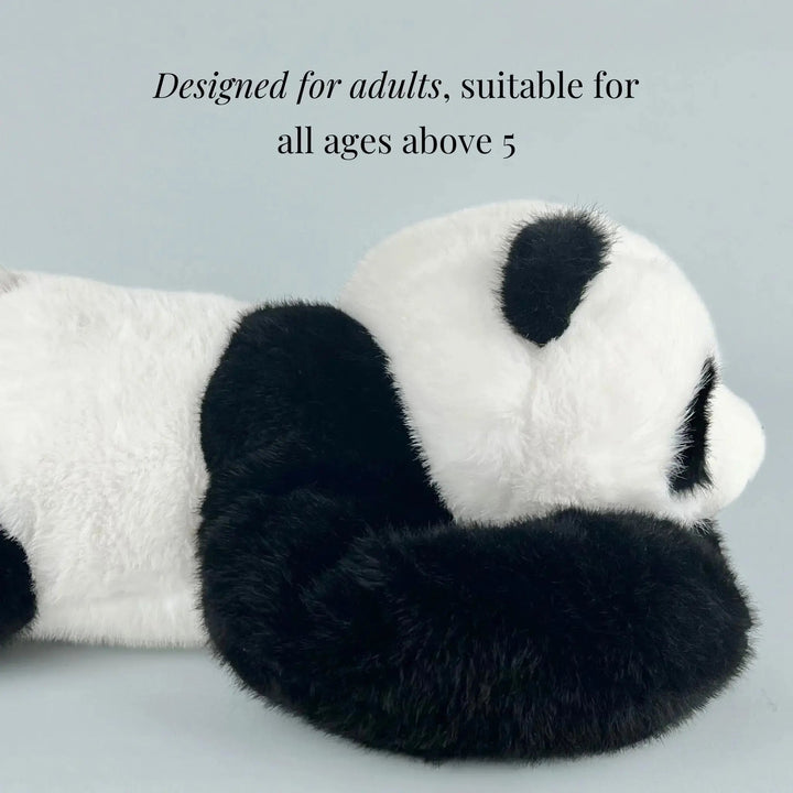 Zijaanzicht van de liggende panda-knuffel met zijn lange zwarte arm onder het hoofd, met tekst dat hij voor volwassenen is ontworpen. 6