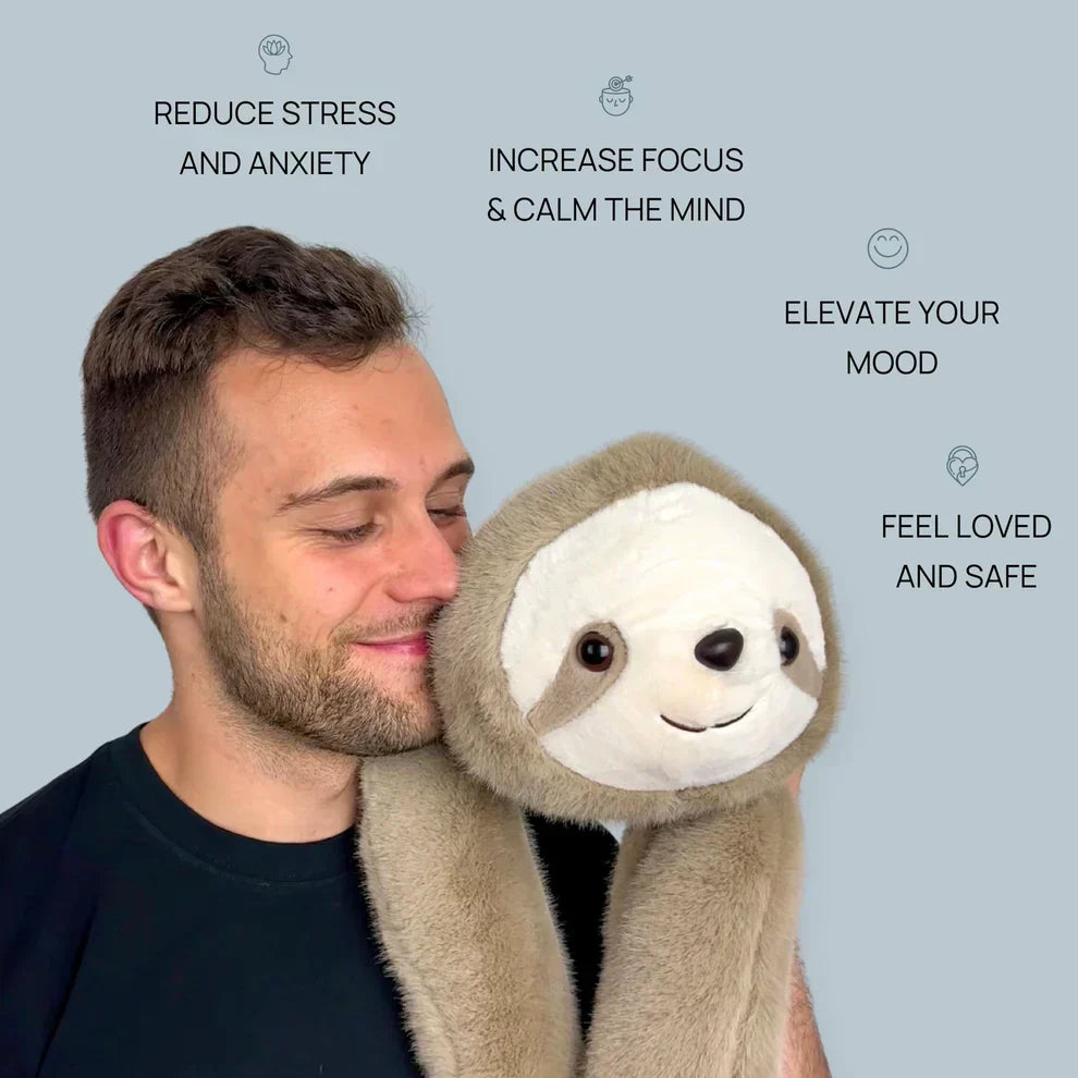 Lachende man drukt zijn wang tegen een luiaard-knuffel waarvan de lange armen om zijn schouders liggen, met tekst over rust. 7