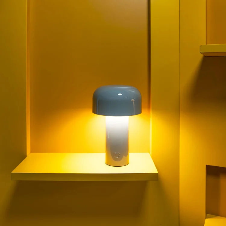 Blauwe paddenstoellamp met wit licht op een gele plank in een gele nis 12