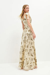 Uitlopende Beige Maxi-Jurk met Knoopdetail – Ysolde