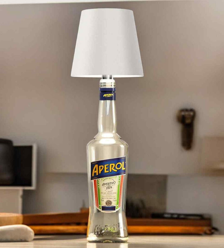 Witte lampenkap op een heldere fles in een lichte keuken met houten werkblad op de achtergrond. 3