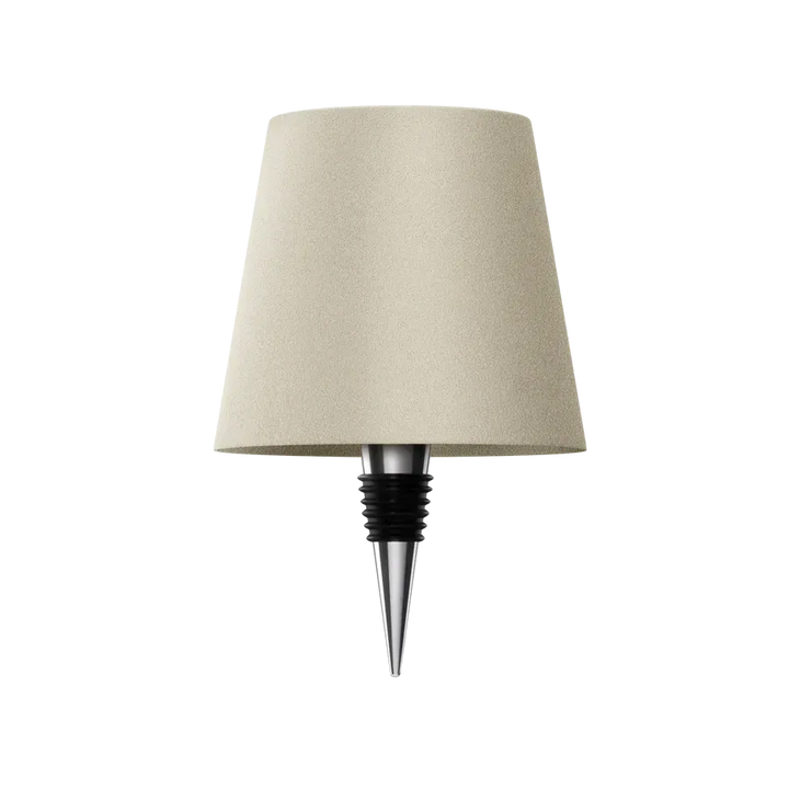 Productfoto van de beigekleurige lampenkap met metalen flessenstop met zwarte rubberen ringen, op witte achtergrond. 15