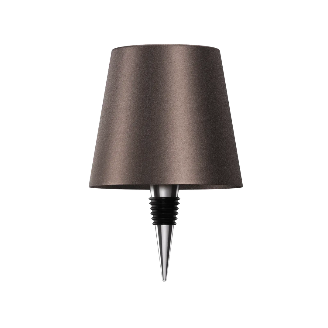 Productfoto van de donkerbruine lampenkap met metalen flessenstop met zwarte rubberen ringen, op witte achtergrond. 18