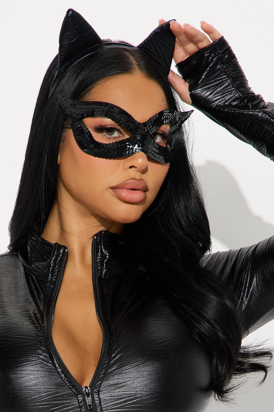 Detail van gezicht met zwart pailletten oogmasker en zwarte kattenoren op haarband, rits van de body zichtbaar 3