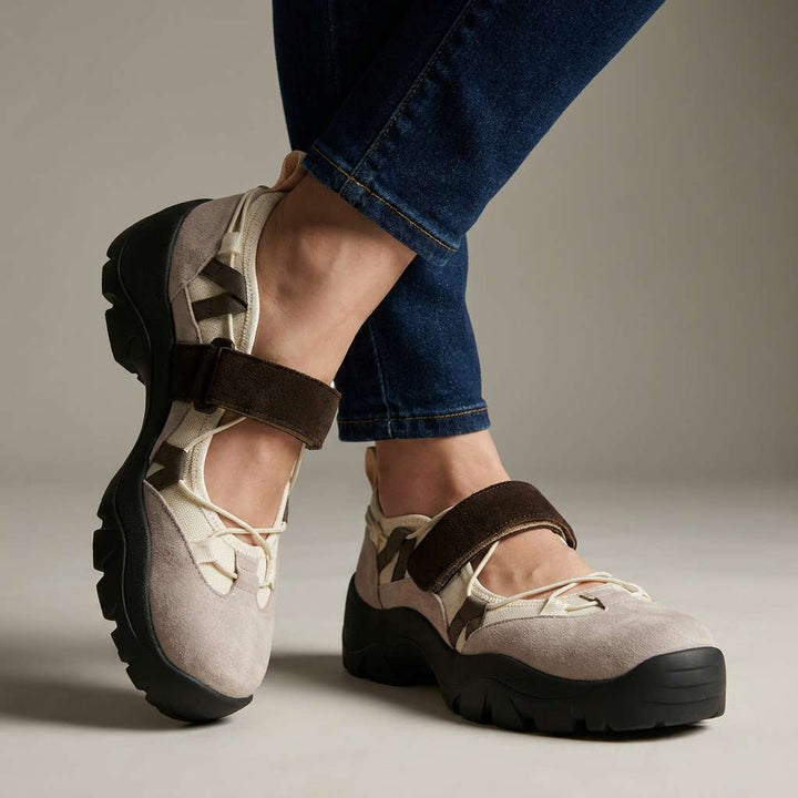 Taupe suède instapschoenen met bruine klittenbandband en chunky zwarte zool, gedragen met donkere skinny jeans in de studio. 1