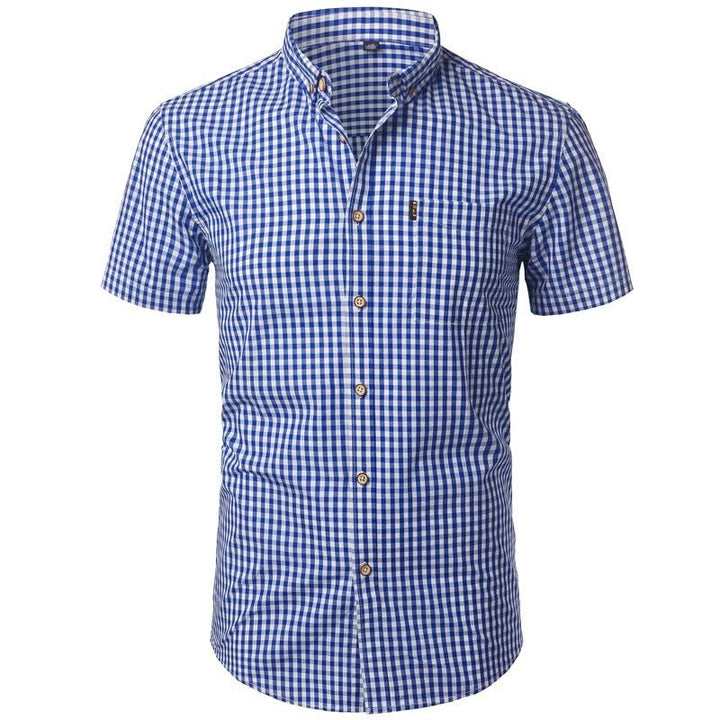 Voorkant van het overhemd in blauw-wit klein ruitje, met korte mouwen, knoopsluiting, knoopkraag en borstzak. 4