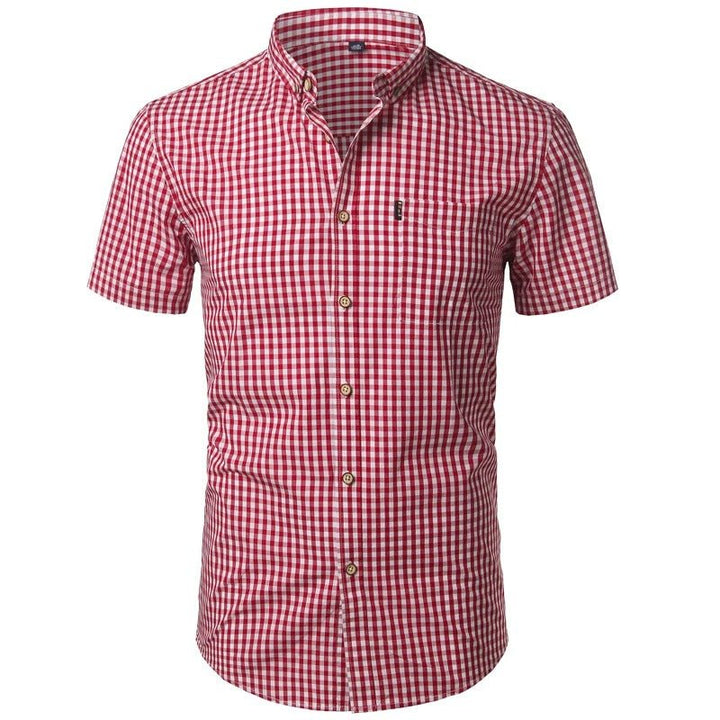 Voorkant van het rood-wit geruite overhemd met korte mouwen, knoopsluiting met houten knopen, knoopkraag en borstzak. 10
