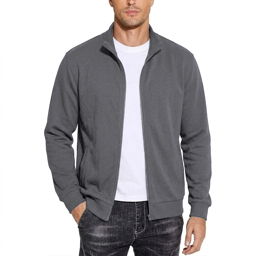 Model draagt de sweatjack in donkergrijs, open ritssluiting over een wit T-shirt, een hand in de zak. 5