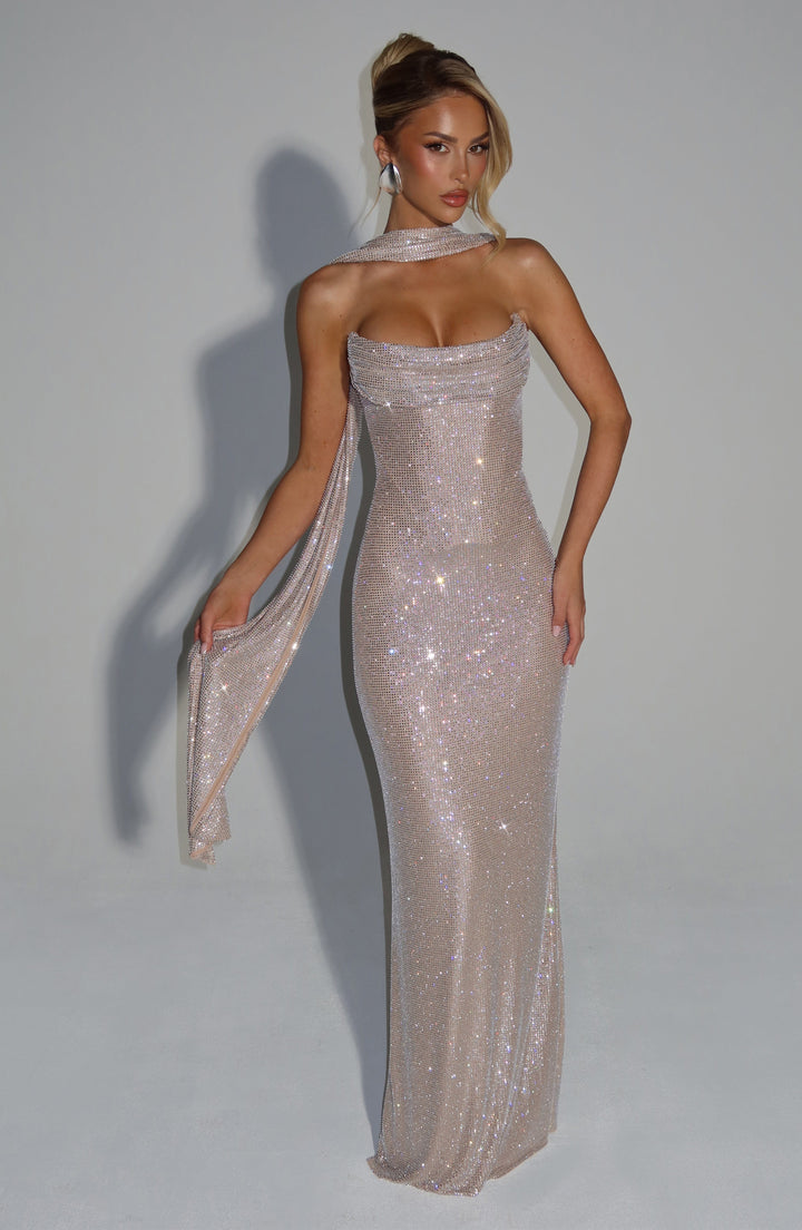 Champagnekleurige strass-jurk gestyled met een lange gedrapeerde sjaal om de nek en over de arm. 17