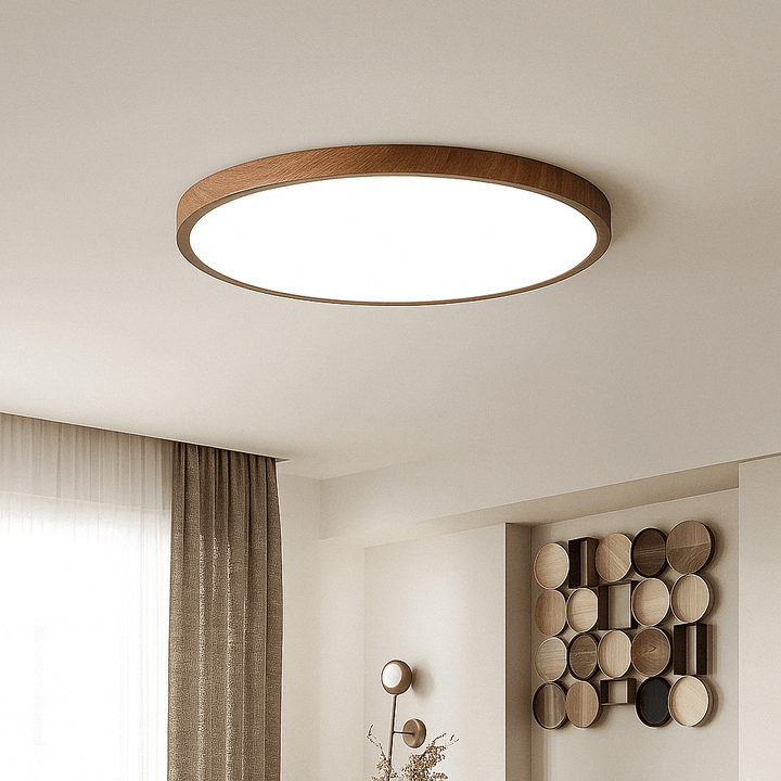 Lamp met bruine houtlook rand aan een plafond in een lichte woonkamer met gordijn en decoratieve houten wandschijven. 11