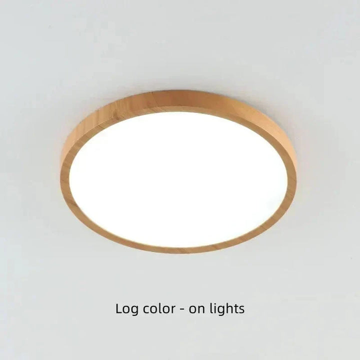 Ingeschakelde ronde plafondlamp met lichte houtkleurige rand en helder verlichte witte diffuser, schuin van onderen gezien. 20