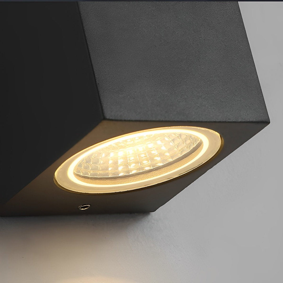 Close-up van de onderkant van de lamp met lichtgevende LED-lens en kleine schroef 13