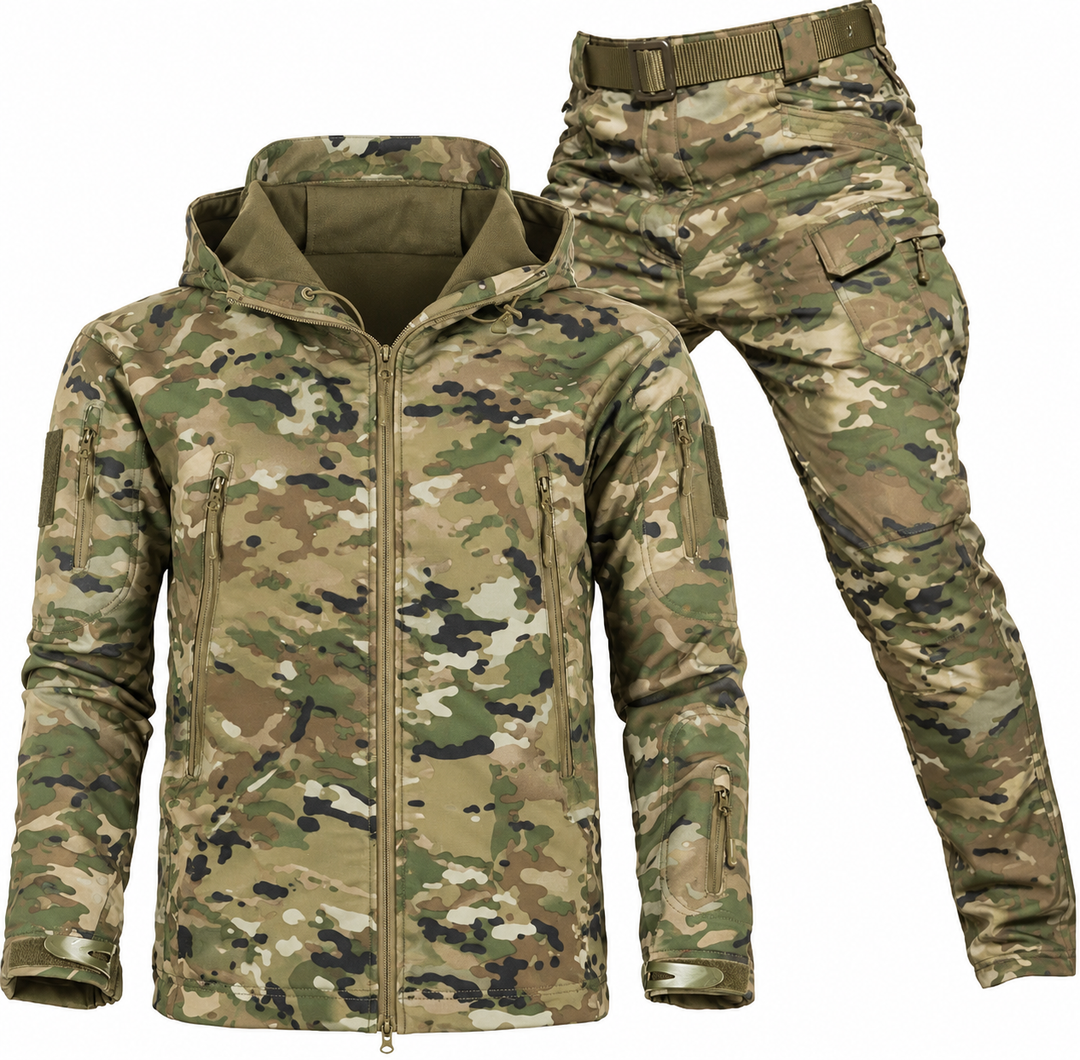 Camouflageset met geopende capuchon die de fleece voering toont, naast een cargobroek met riem en opgestikte beenzak. 14