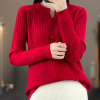 Sweter z dekoltem w serek z detalami na guziki dla kobiet - Marit