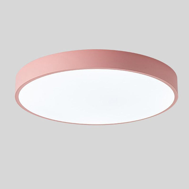 Roze ronde plafondlamp zonder houten accent, vrijstaand getoond op een lichtgrijze achtergrond. 10