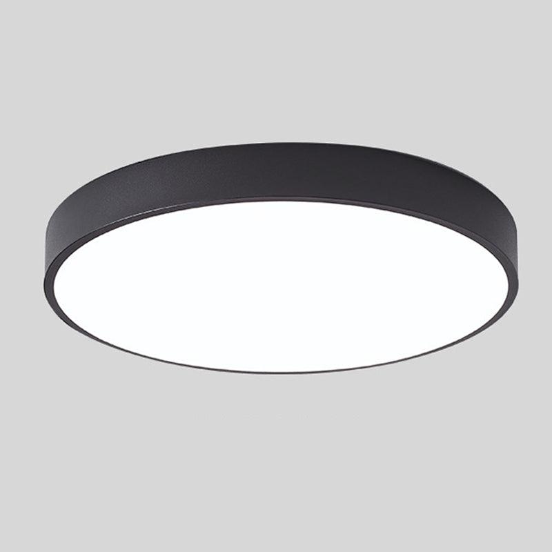 Zwarte ronde plafondlamp zonder houten accent, vrijstaand getoond op een lichtgrijze achtergrond. 11
