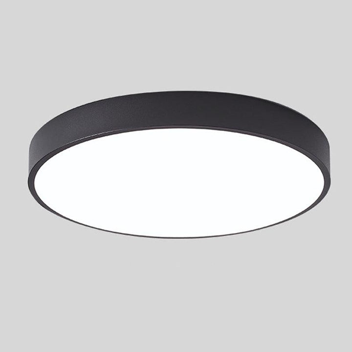 Zwarte ronde plafondlamp zonder houten accent, vrijstaand getoond op een lichtgrijze achtergrond. 11