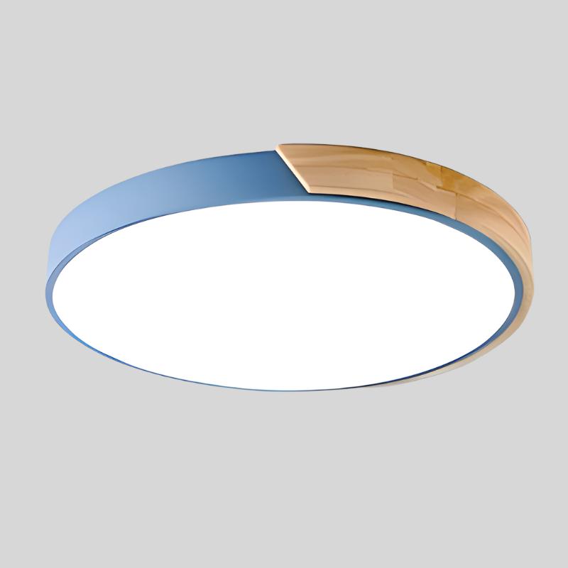 Blauwe ronde plafondlamp met houten accent aan de rand, vrijstaand getoond op een lichtgrijze achtergrond. 14