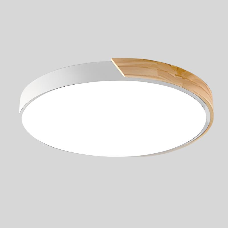 Witte ronde plafondlamp met houten accent aan de rand, vrijstaand getoond op een lichtgrijze achtergrond. 18
