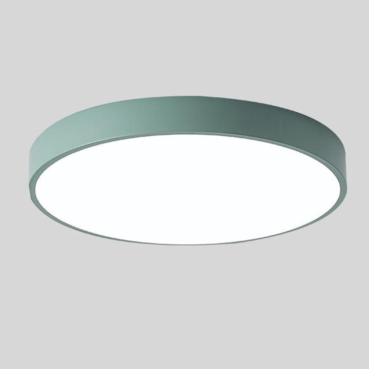 Groene ronde plafondlamp zonder houten accent, vrijstaand getoond op een lichtgrijze achtergrond. 7