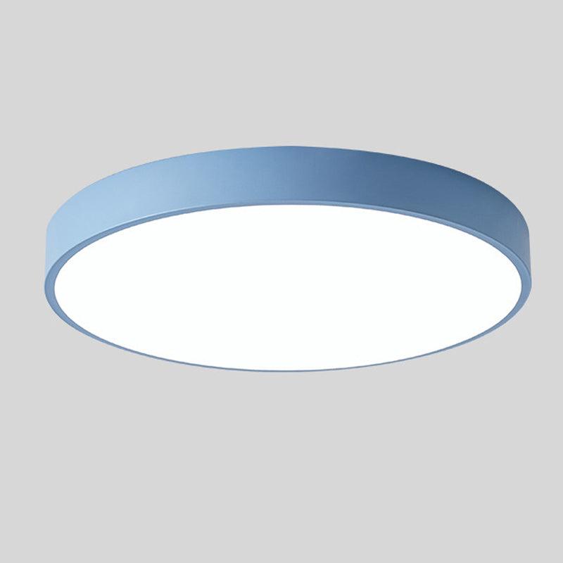 Blauwe ronde plafondlamp zonder houten accent, vrijstaand getoond op een lichtgrijze achtergrond. 8
