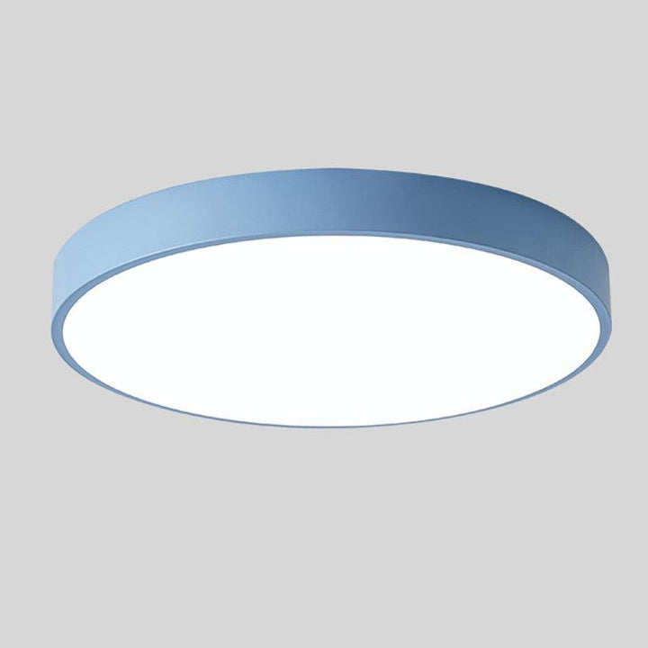 Blauwe ronde plafondlamp zonder houten accent, vrijstaand getoond op een lichtgrijze achtergrond. 8