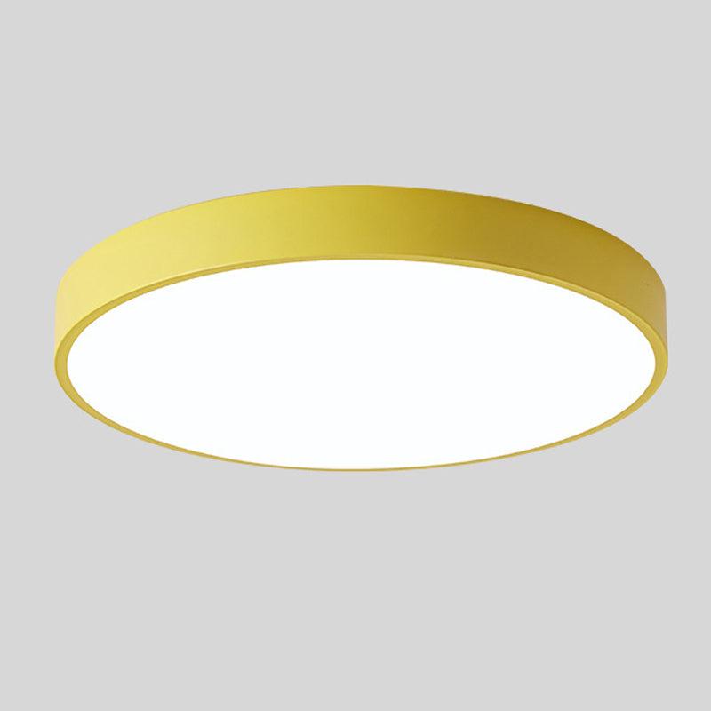 Gele ronde plafondlamp zonder houten accent, vrijstaand getoond op een lichtgrijze achtergrond. 9
