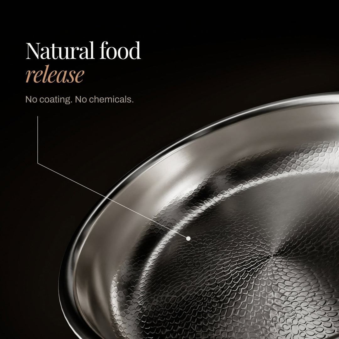 Close-up van het gehamerde, schubbenpatroon in de pan, dat zorgt voor natuurlijke antiaanbaklaag zonder coating. 3