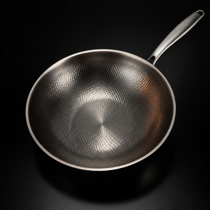 Bovenaanzicht van de lege wokpan, met het gehamerde schubbenpatroon in de binnenkant goed zichtbaar. 2