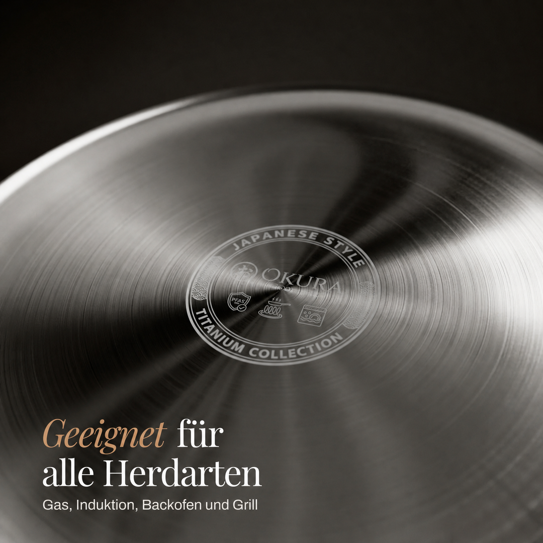 Close-up van de geborsteld metalen onderkant van de pan met een ingeslagen embleem in het midden en tekst over geschiktheid voor alle kookbronnen. 5