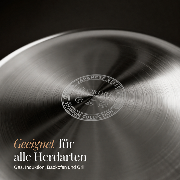 Close-up van de geborsteld metalen onderkant van de pan met een ingeslagen embleem in het midden en tekst over geschiktheid voor alle kookbronnen. 5
