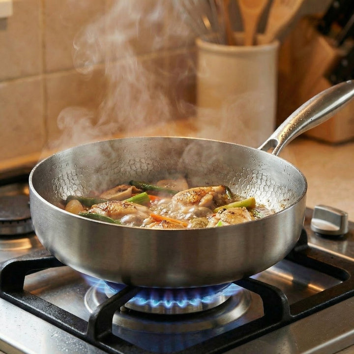 Pan op een brandend gasfornuis met stomend gerecht van kip en groenten 6