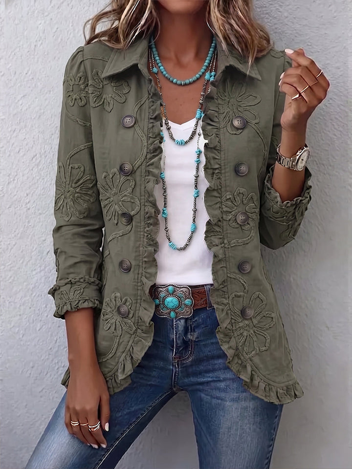 Vrouw draagt het legergroene jack open over wit shirt, turquoise kettingen en jeans, voorkant met ruches 1