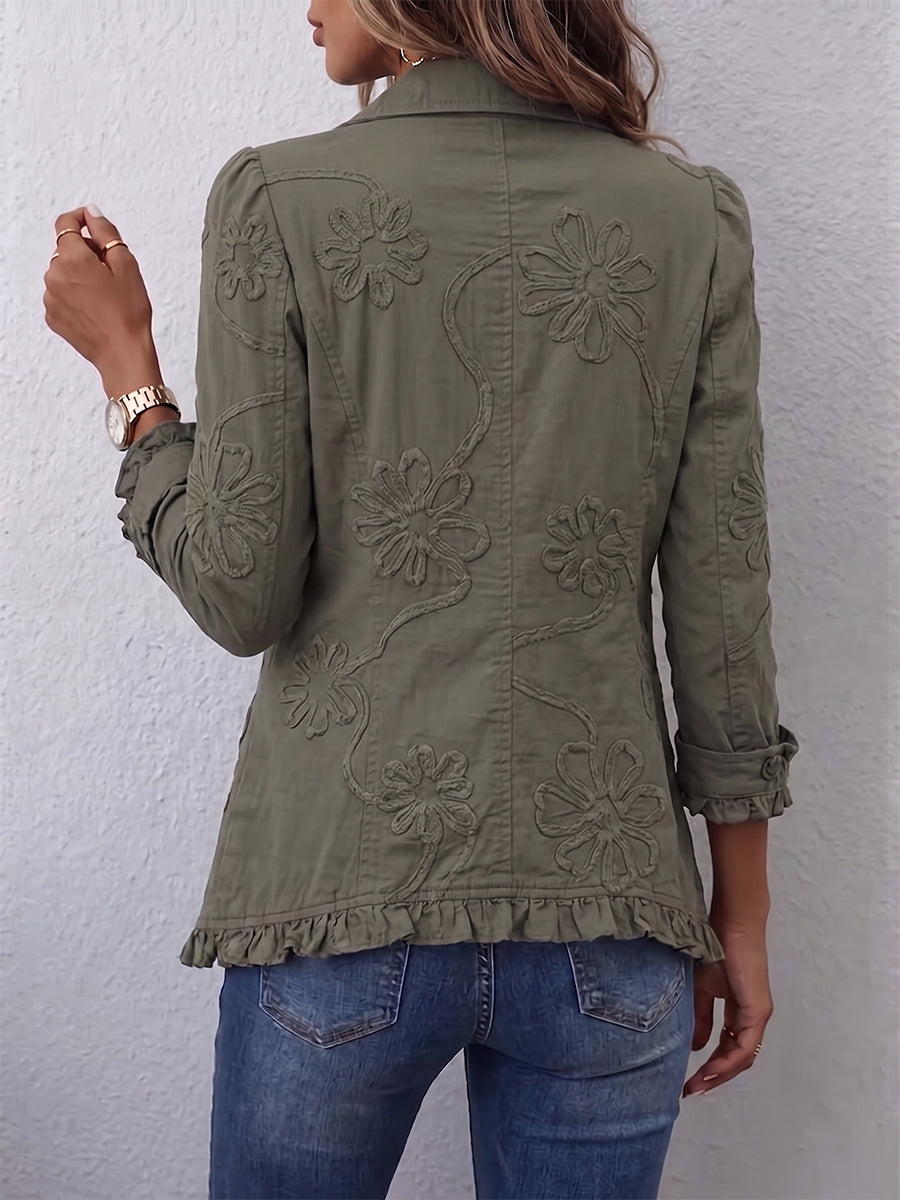 Achterkant van het groene jack met geborduurde bloemen en een ruchesrand onderaan, gedragen met jeans 3