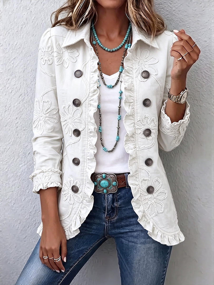 Voorkant van het jack in wit, gedragen met turquoise kettingen, riem en jeans 2