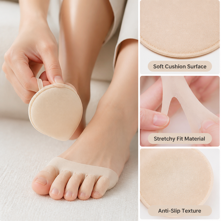 Hand houdt een beige kussentje vast naast een voet met het tenenbandje; drie detailbeelden tonen de zachte, rekbare en antislip stof. 4