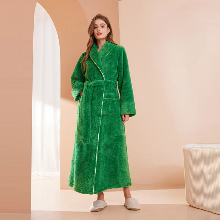 Model in felgroene pluizige badjas met sjaalkraag en ceintuur, staand voor een boogvormige opening 6