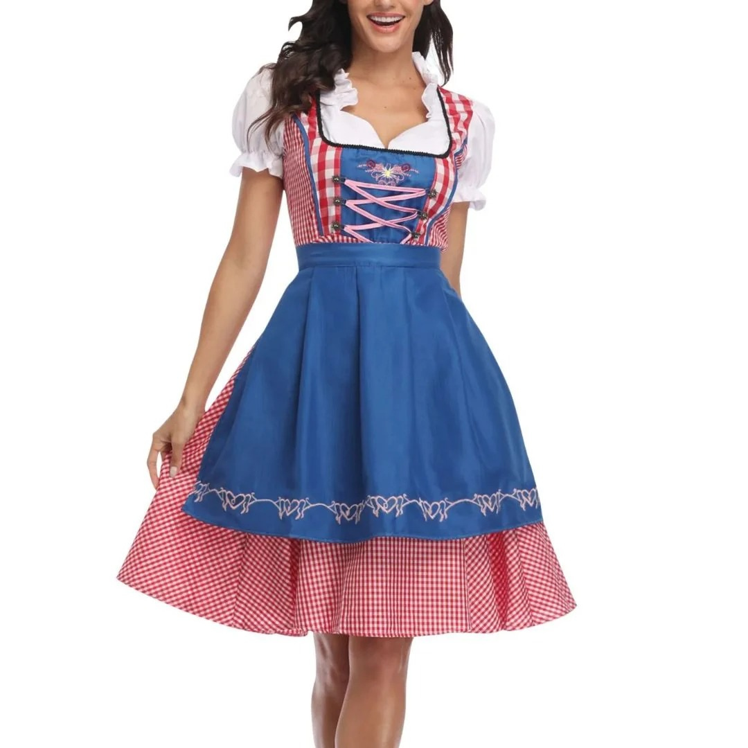 Model draagt de dirndl met heldere blauwe schort over een rood geruite rok, met roze veters en pofmouwen. 3
