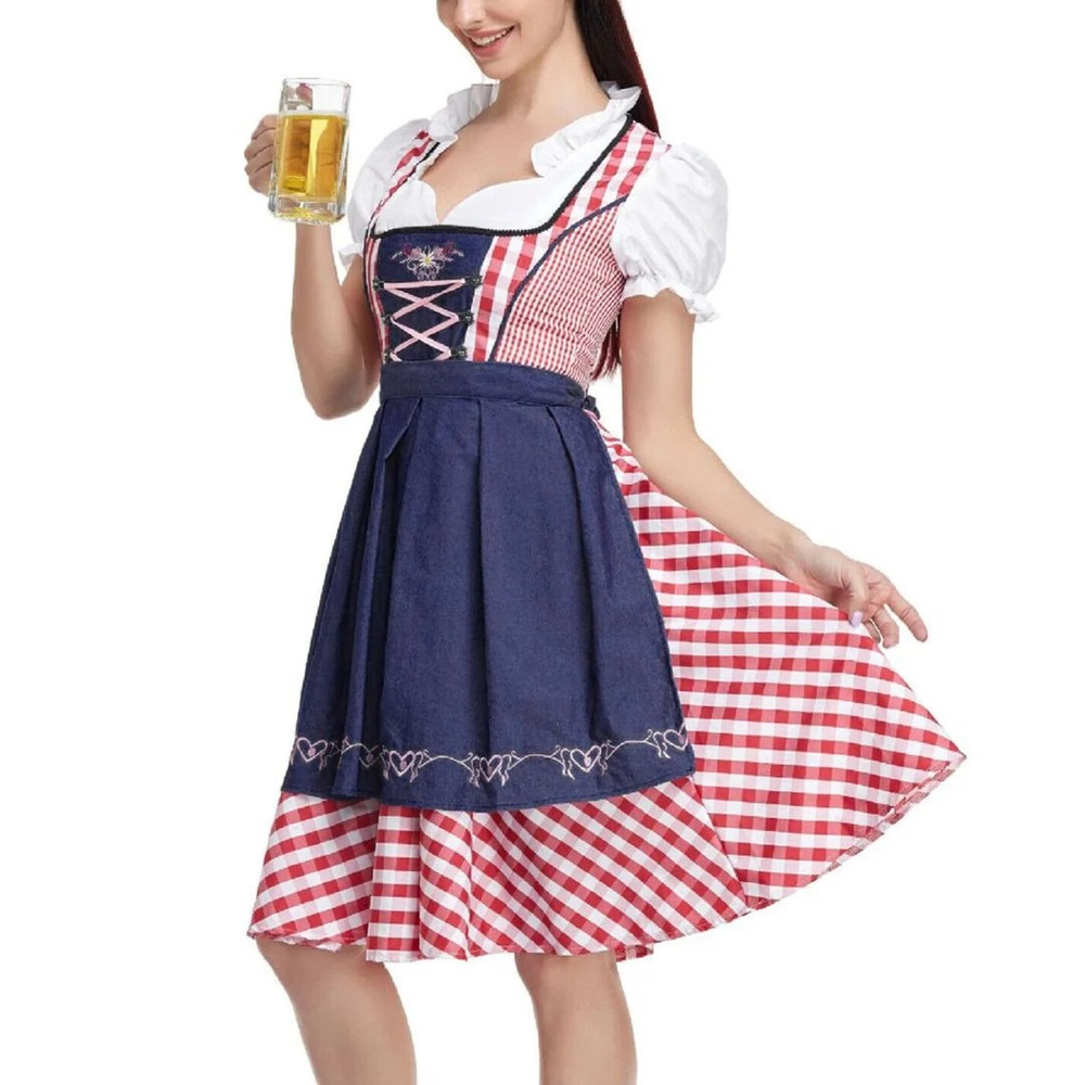 Model in de dirndl met rood geruite rok en donkerblauwe schort houdt een glas bier vast, driekwartopname. 2